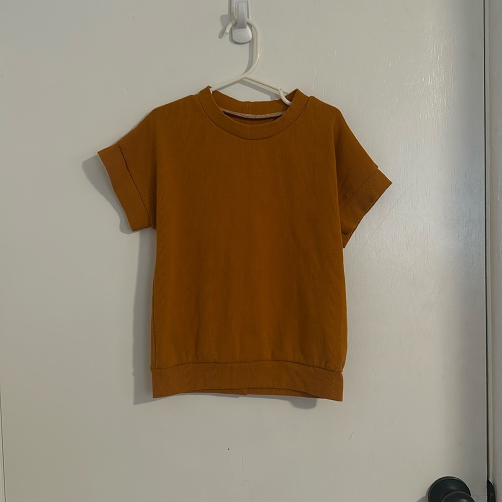 Like new- kids top ribbed material